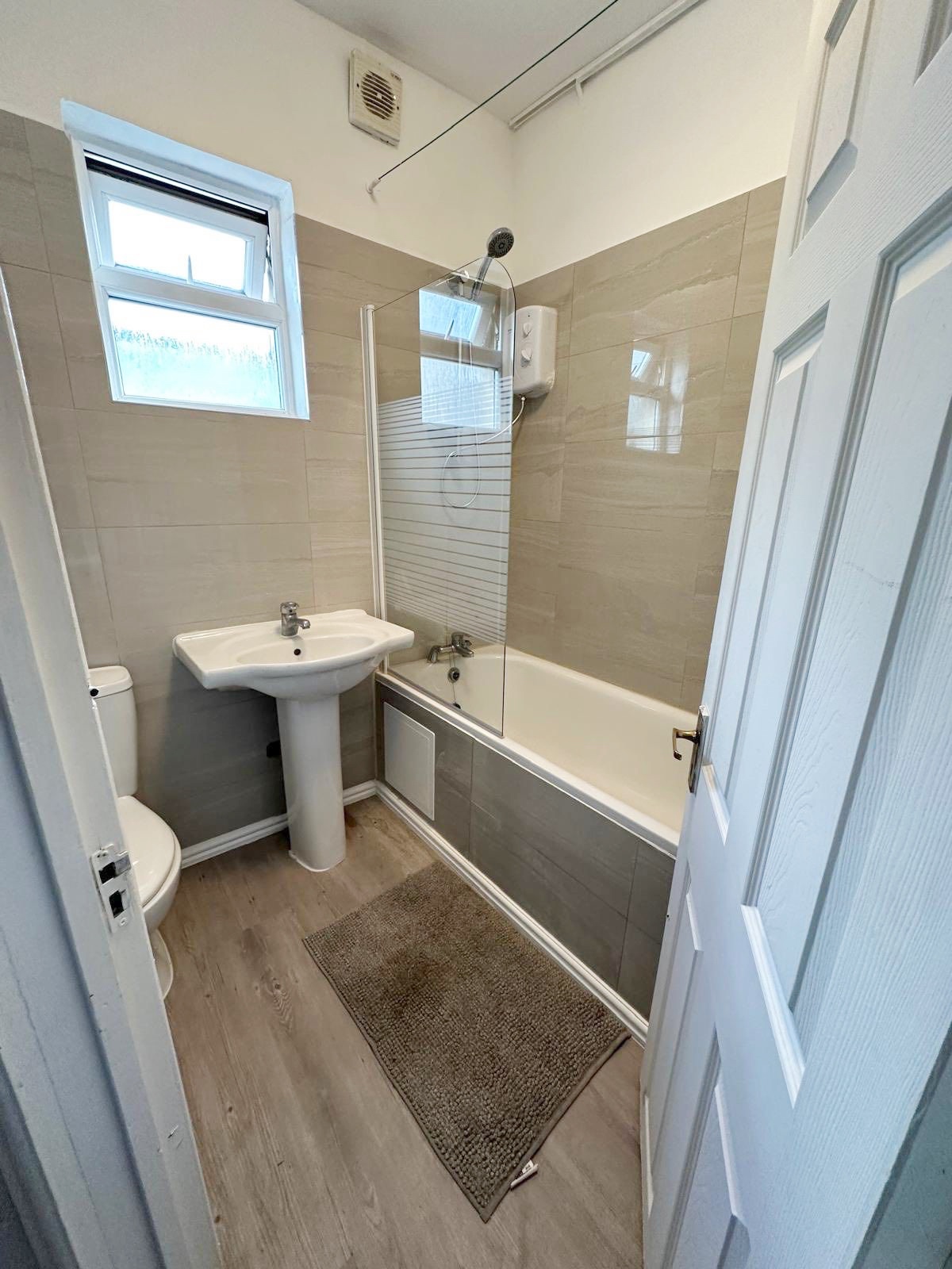 Big Double Room in North London / Seven sisters